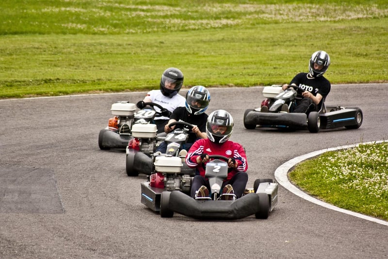 Découvrez les top 5 des techniques de pilotage pour débutants en karting en 2026