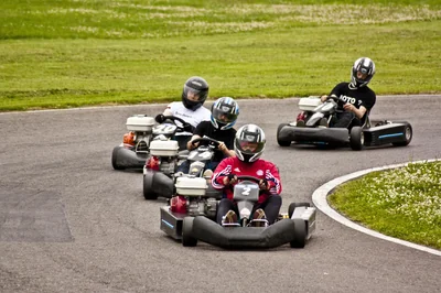 Découvrez les top 5 des techniques de pilotage pour débutants en karting en 2026