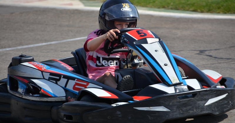 Pourquoi mon kart tire d'un côté en accélération : 5 causes à vérifier